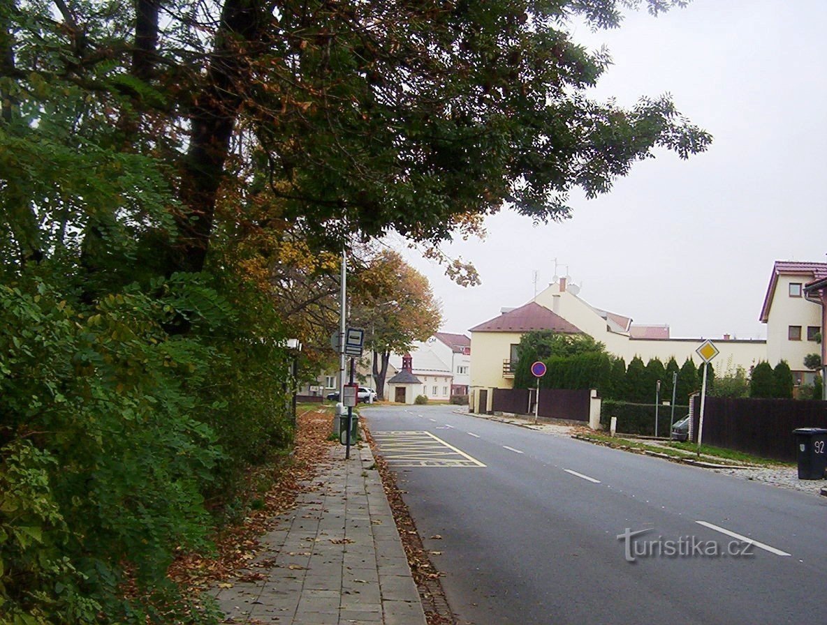 Straat Lazce-Lazecká met een kapel met klokkentoren uit 1841 - Foto: Ulrych Mir.