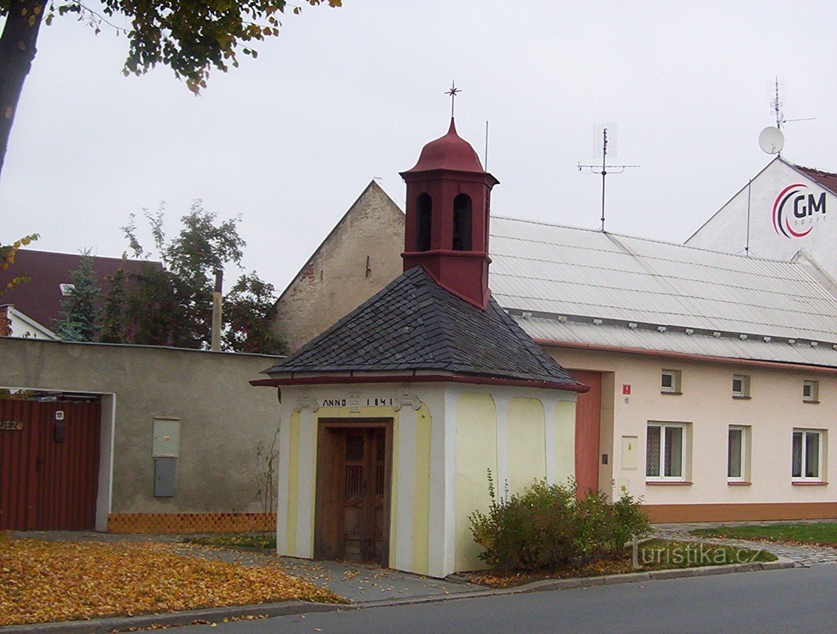 Straat Lazce-Lazecká met een kapel met klokkentoren uit 1841 - Foto: Ulrych Mir.