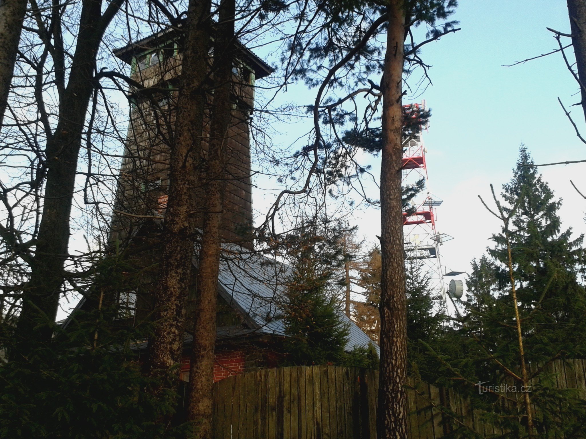 Lázek - local de excursão, torre de vigia e monumento.