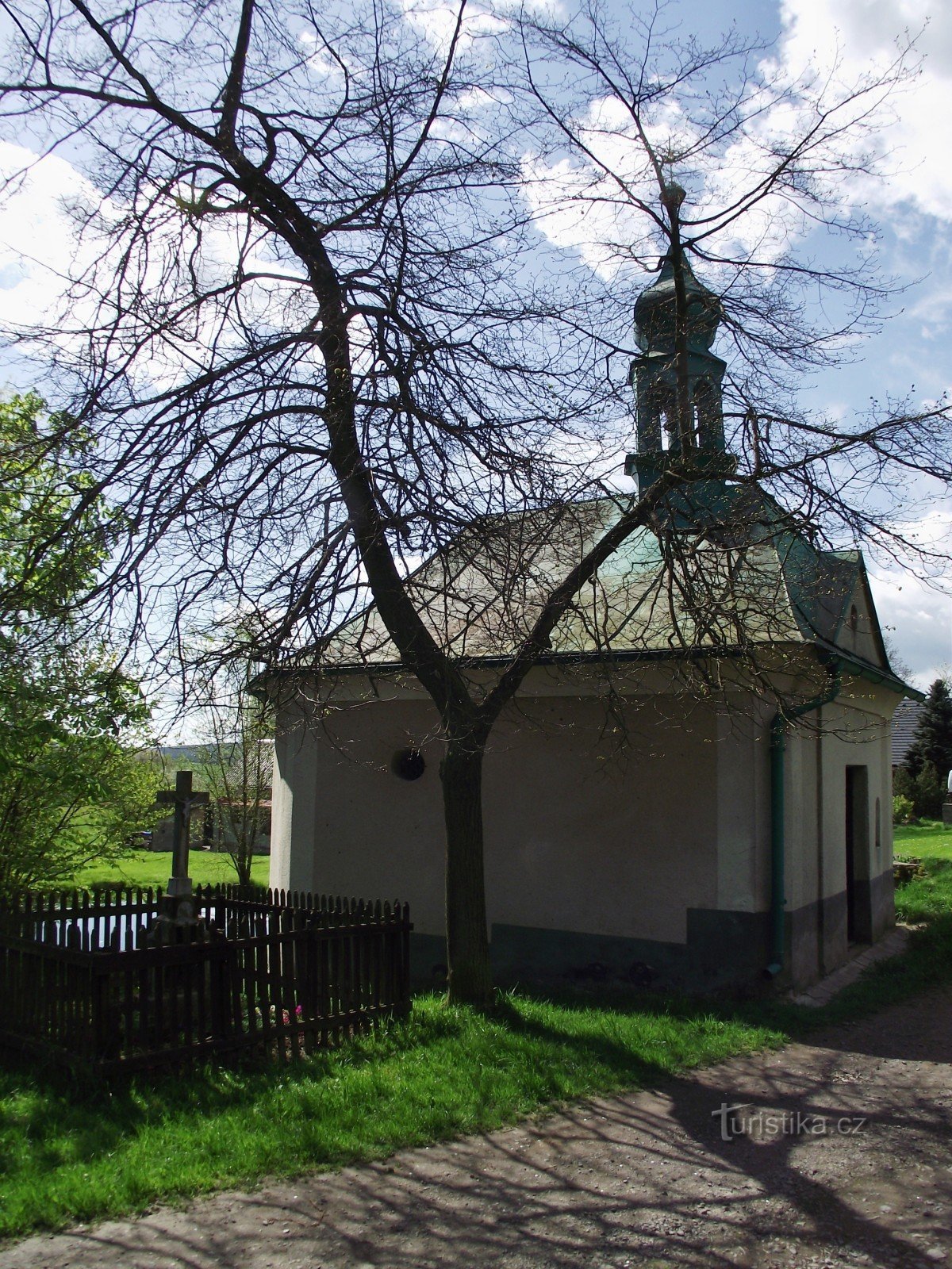 capilla del balneario con una cruz