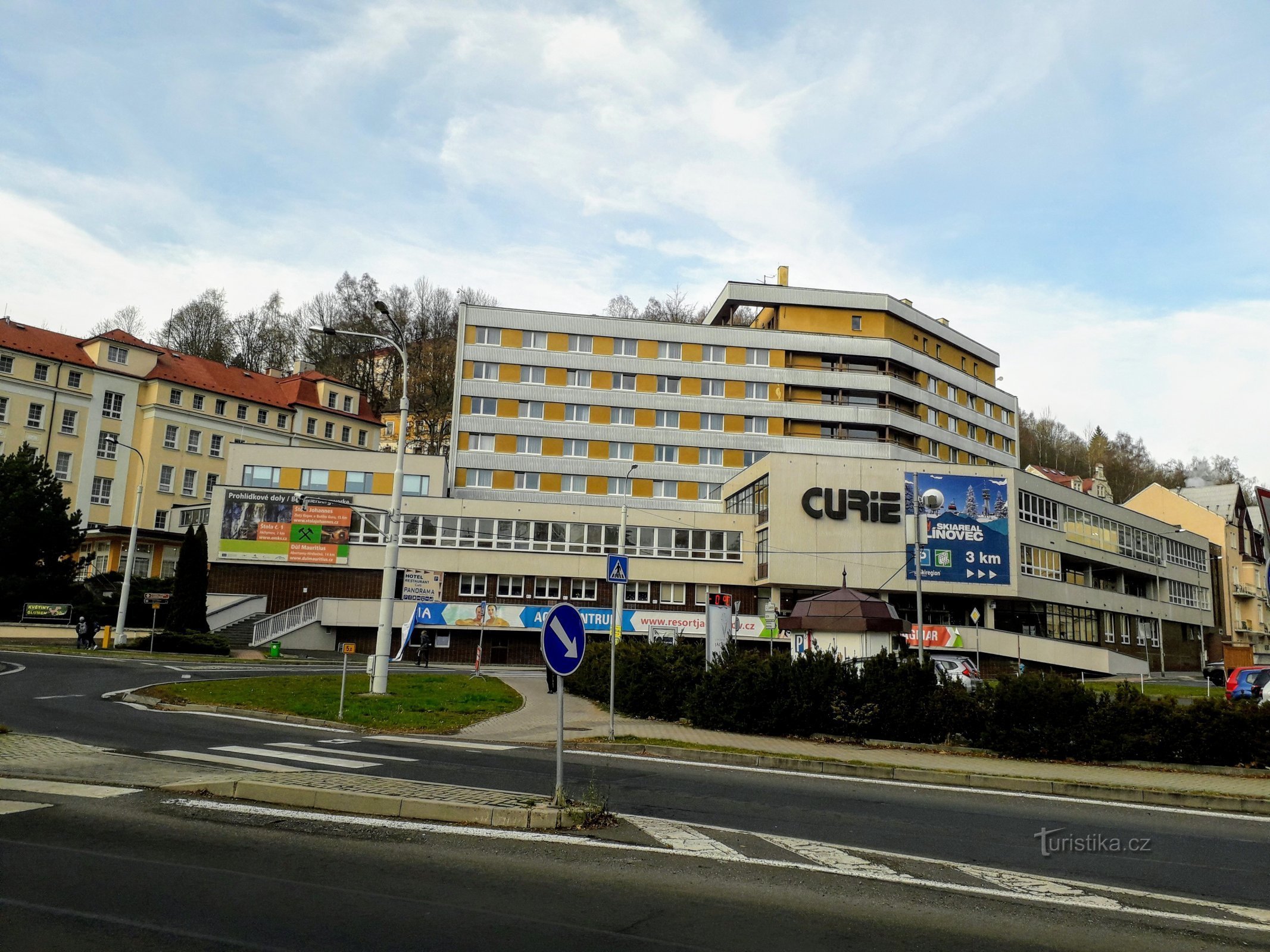 Lázeňský dům Curie s vlevo v pozadí stojícím hotelem Praha - obě budovy jsou pro