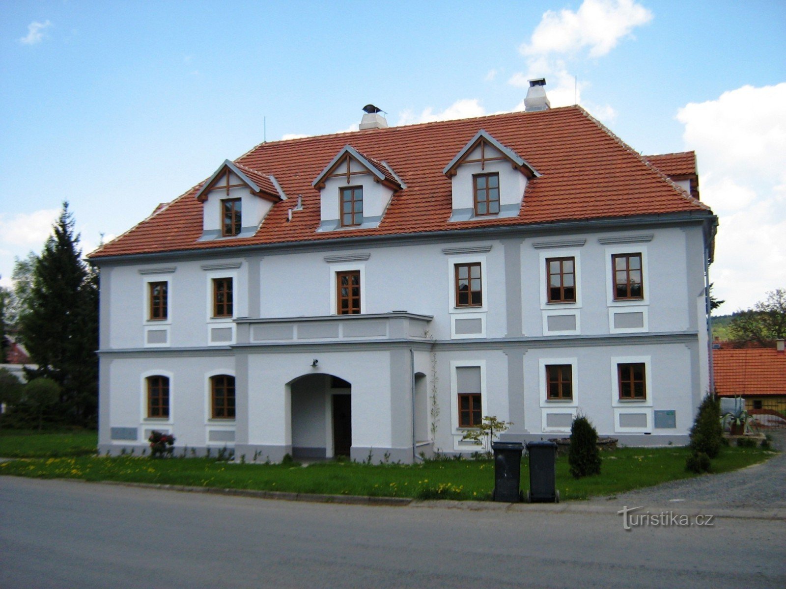 Kurhaus im Dorf bei Volfů