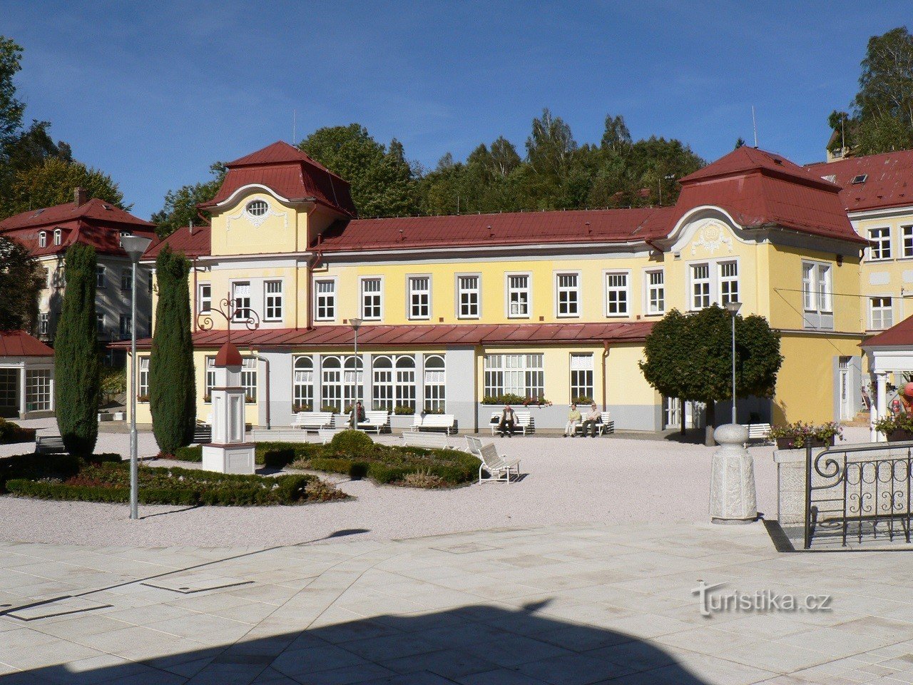 Spa hus i bakgrunden av slott