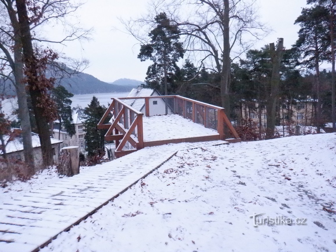 Lázeňský vrch (312 m npm) w pobliżu jeziora Mách