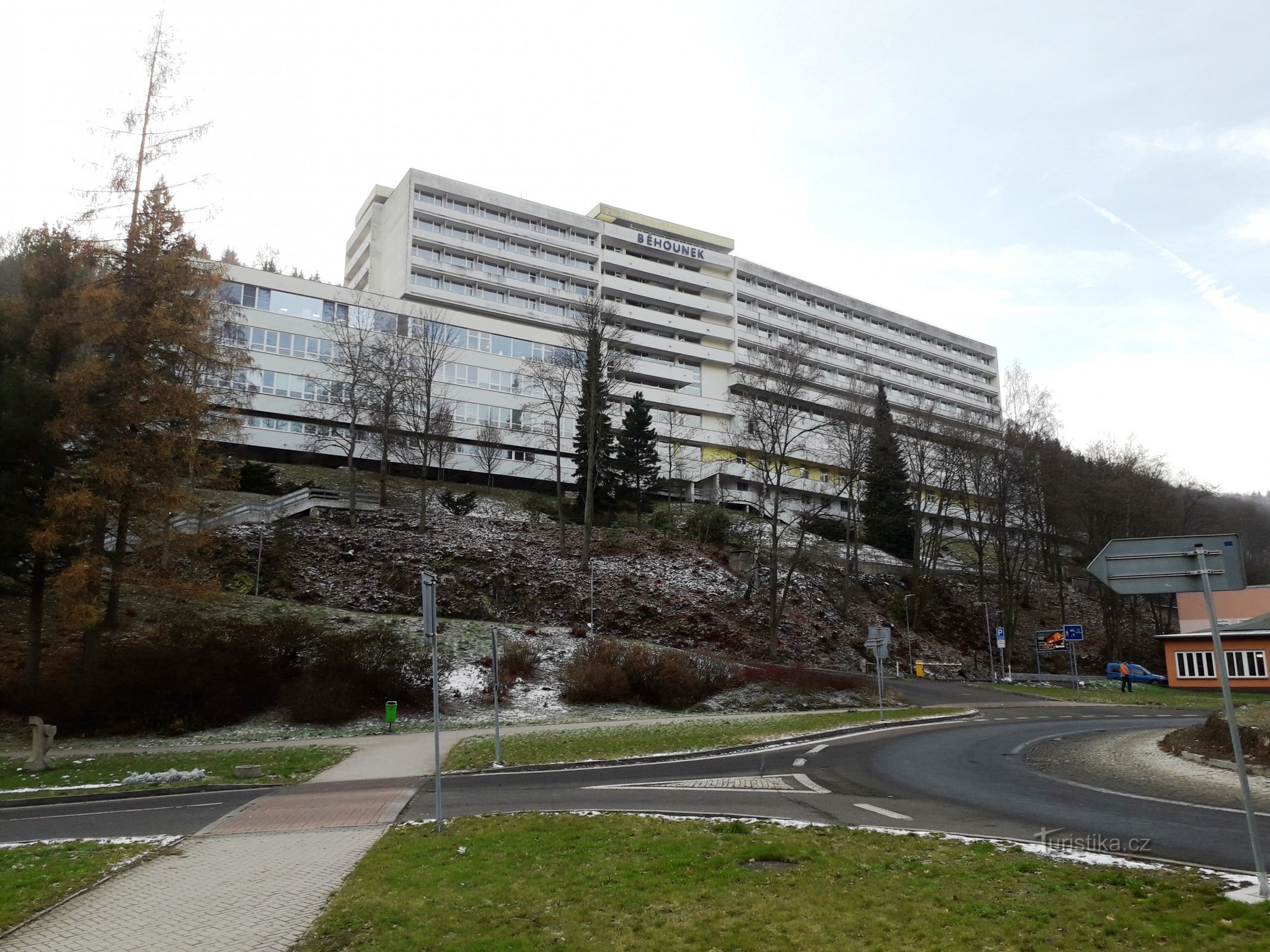 Balneario Běhounek en el lado derecho del balneario Curie