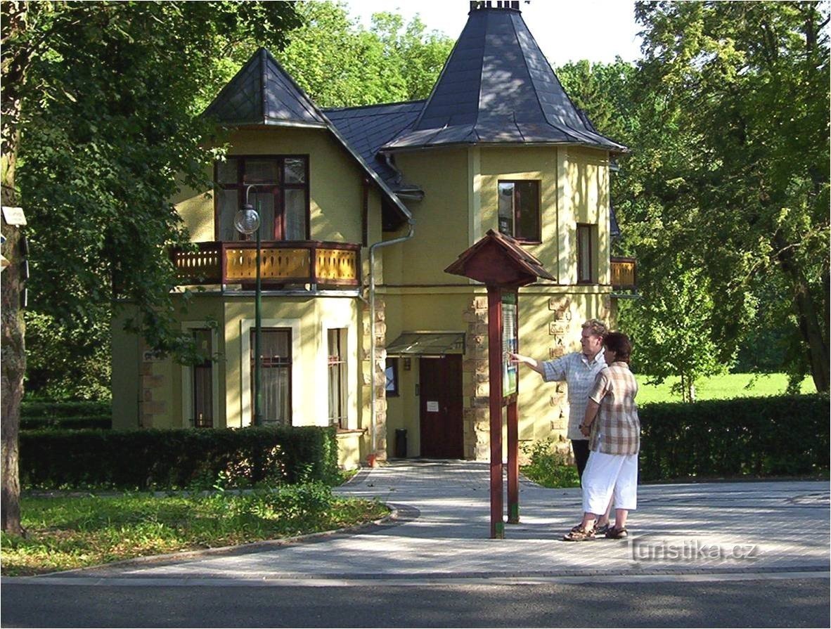 Lázně Bělohrad - glasbeni paviljon na robu zdraviliškega parka - Foto: Ulrych Mir.