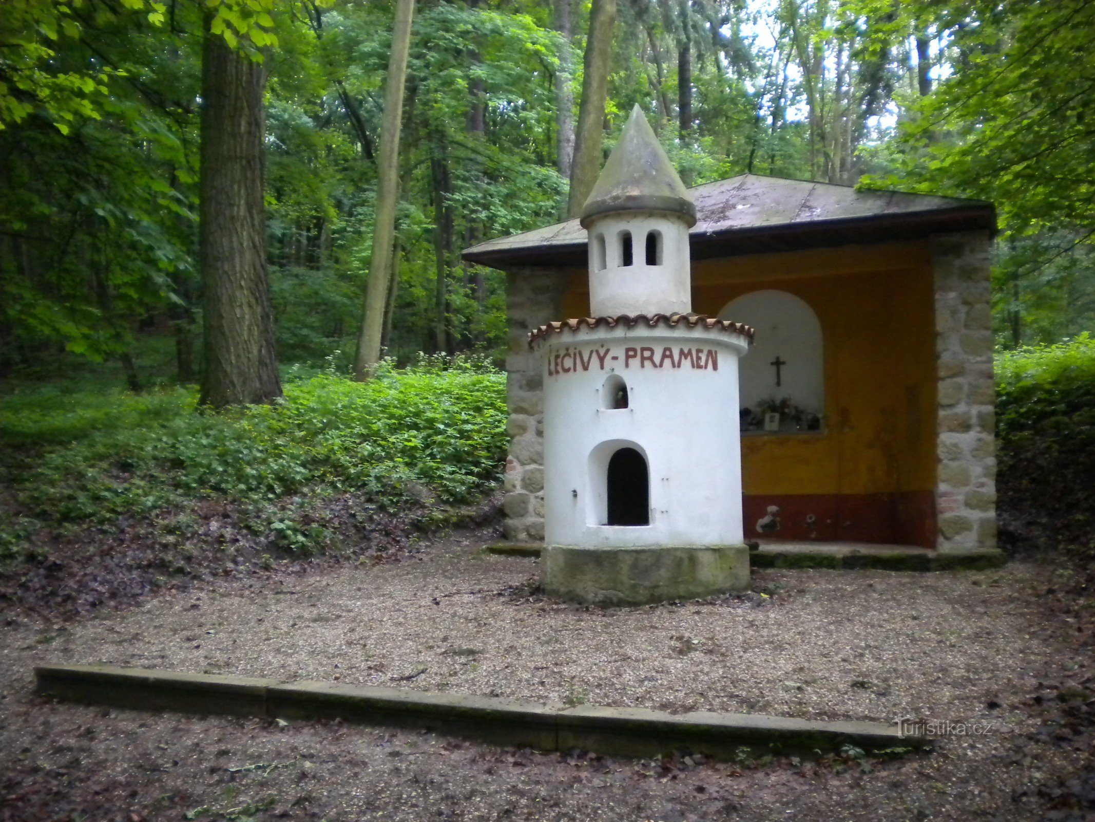 El manantial curativo en el antiguo balneario de Boží voda.