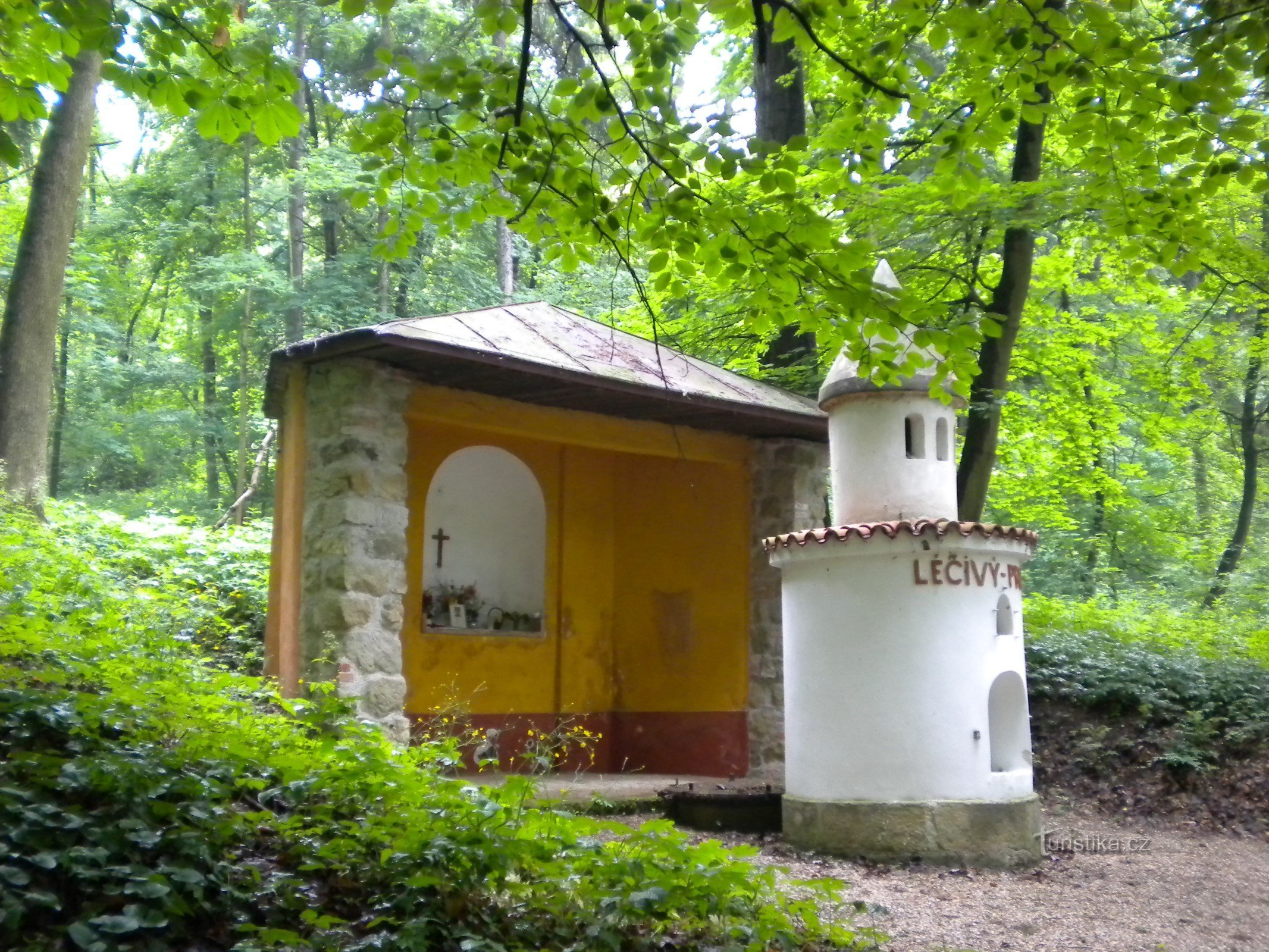 El manantial curativo en el antiguo balneario de Boží voda.