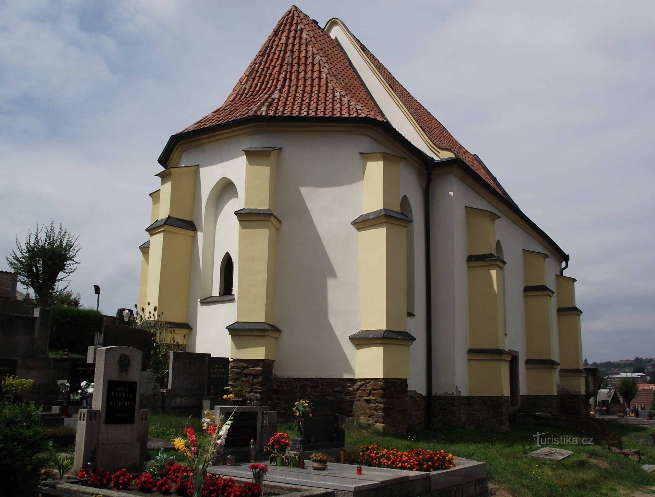 Ledeč nad Sázavou – kirkegårdsområde med Den Hellige Treenigheds Kirke