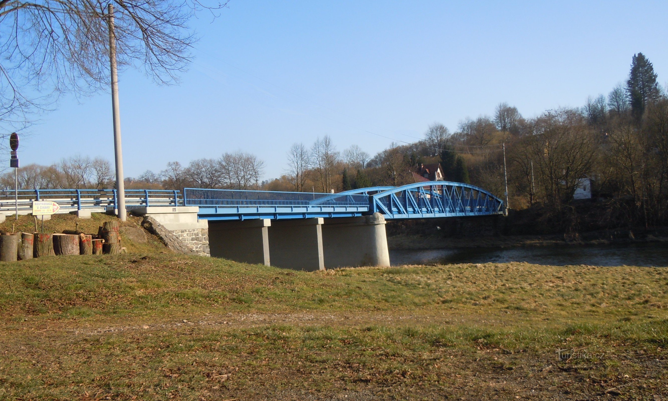 Ledečko - un pont avec un camp nautique