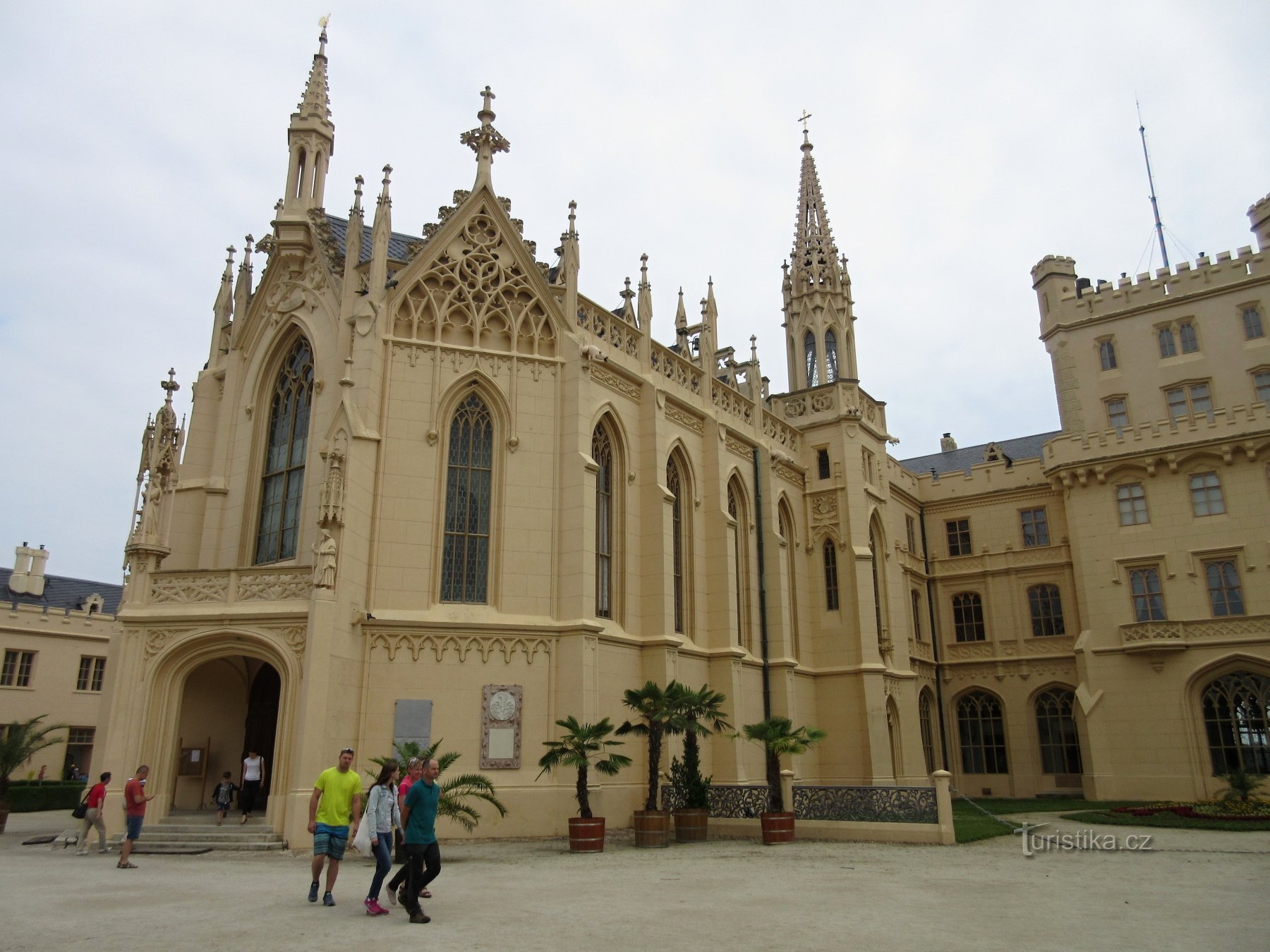 Lednice - zgodovina vasi, grad, toplice, prevoz s čolni, sprehodi in kolesarske ture