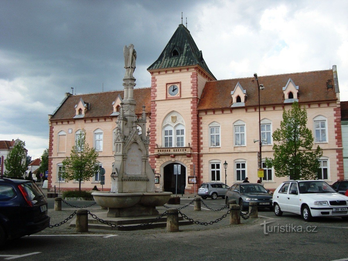 Réfrigérateur-Fontaine avec mairie-Photo: Ulrych Mir.