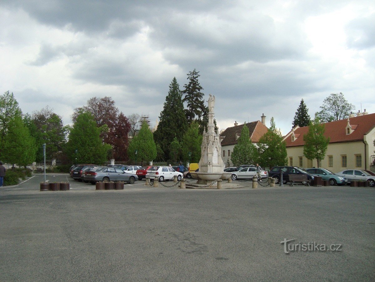 Замкова площа Ледніце з неоготичним фонтаном. Фото: Ulrych Mir.