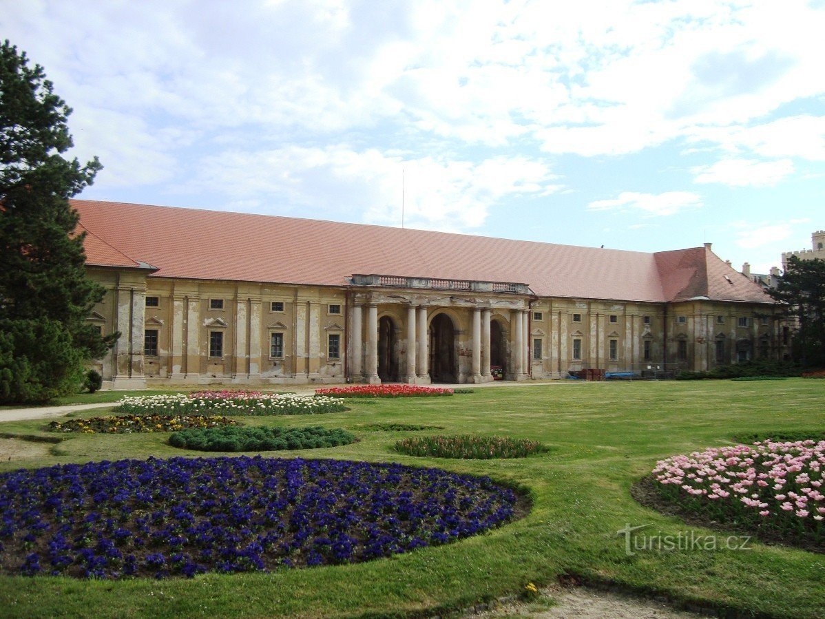 Lednice-kasteel-barokke rijhal-zuidgevel-foto: Ulrych Mir.