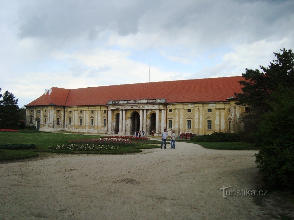 Lednice-kasteel-barokke rijhal-zuidgevel-foto: Ulrych Mir.