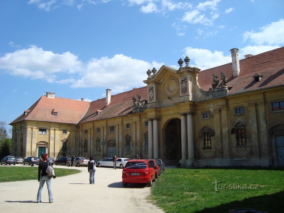 Lednice-dvorac-dvorište barokne konjušnice-zapadno pročelje istočnog krila-Foto:Ul.