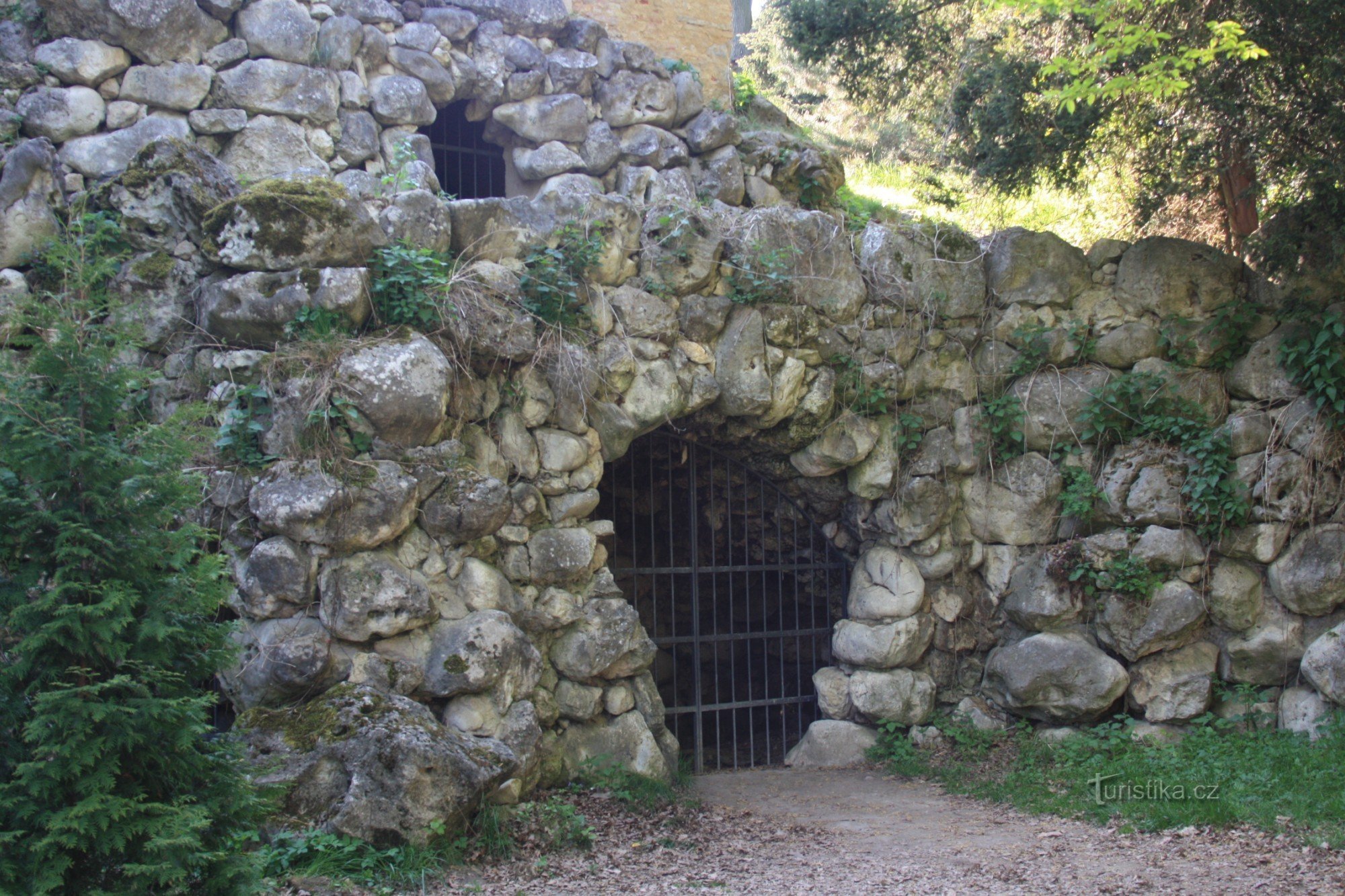 Lednický park - jama Peklo in nebeška vrata