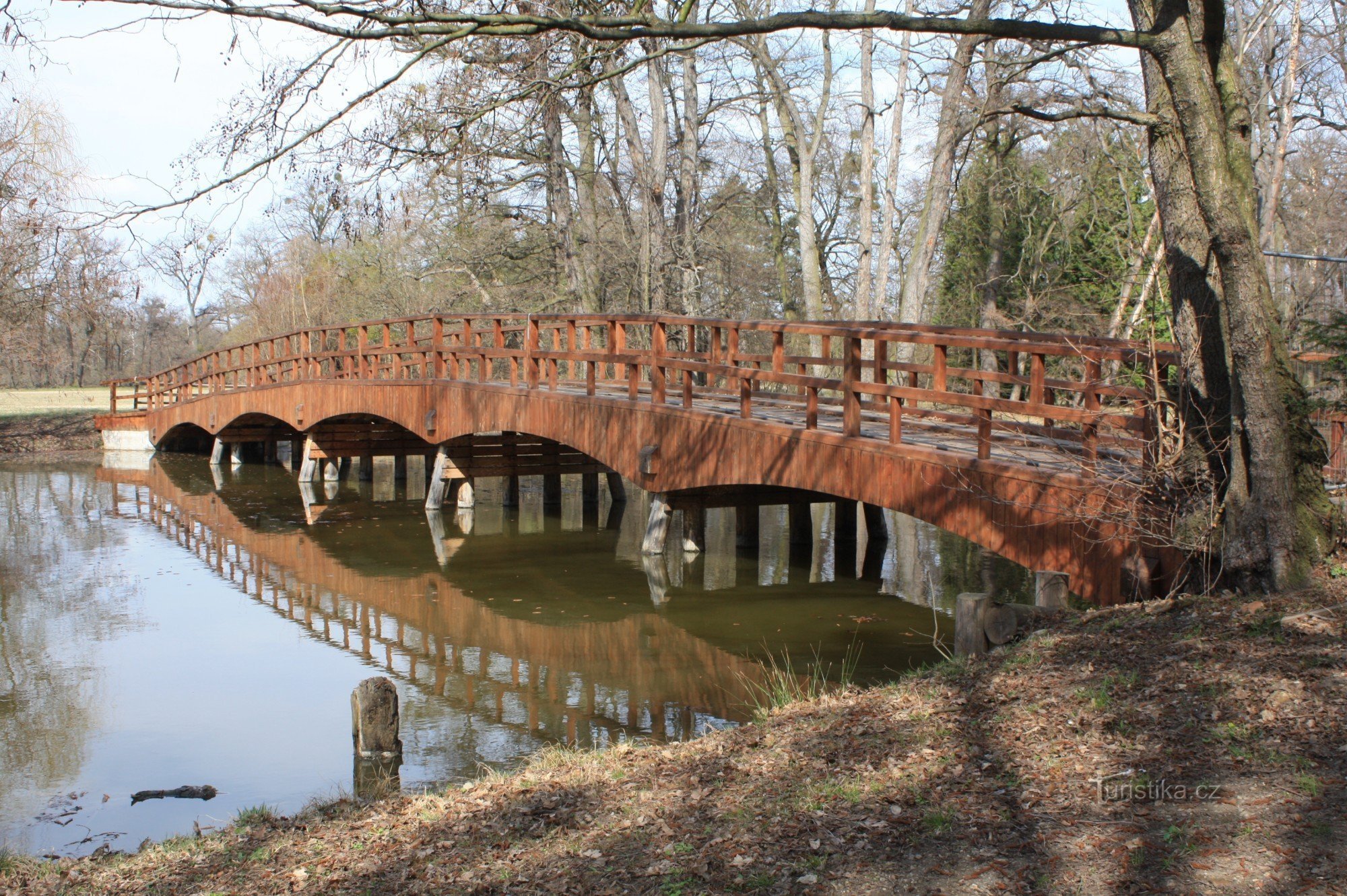 Lednický park - houten brug met vijf bogen