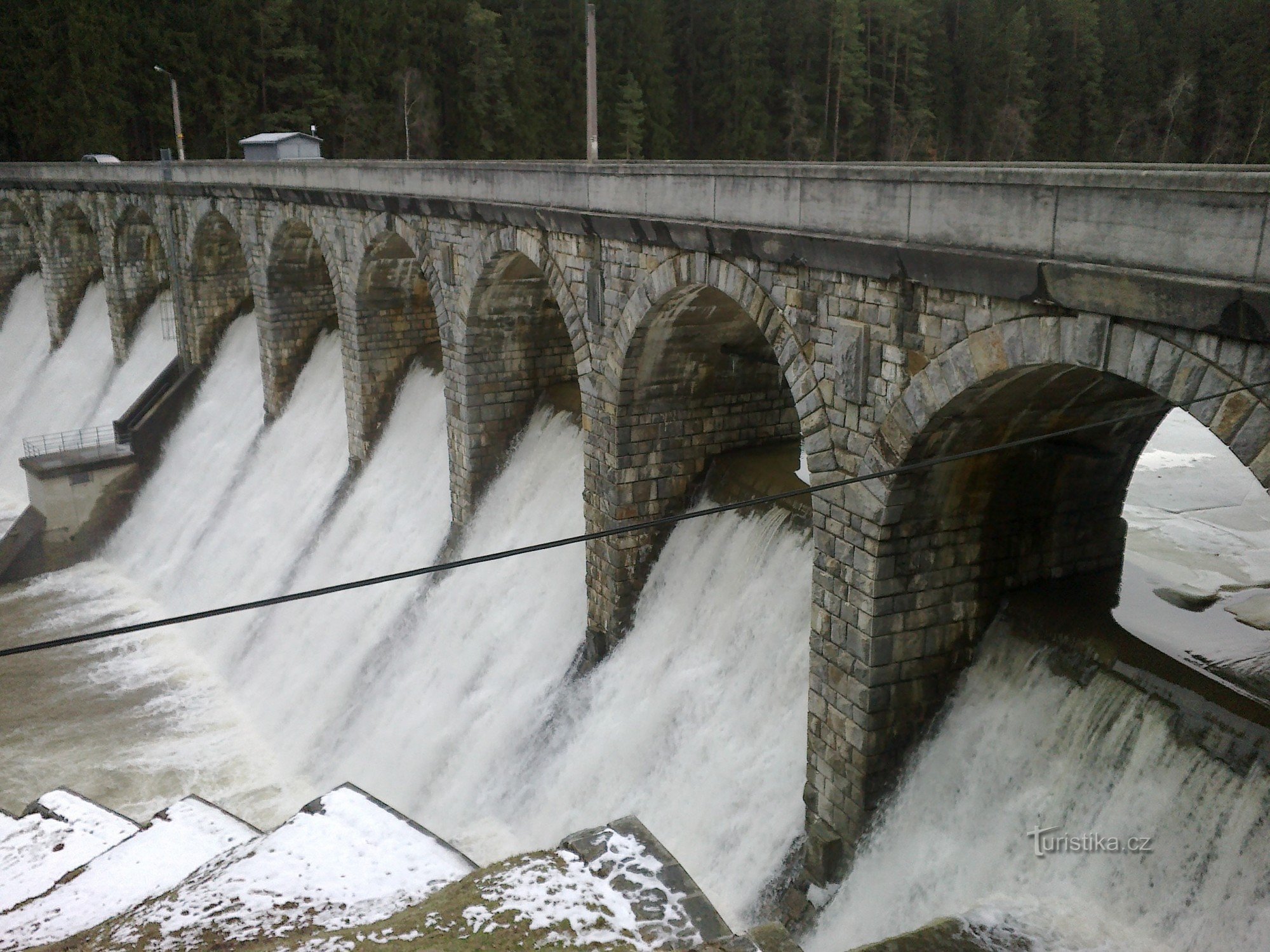 Gennaio disgelo alla diga di Sedlická.