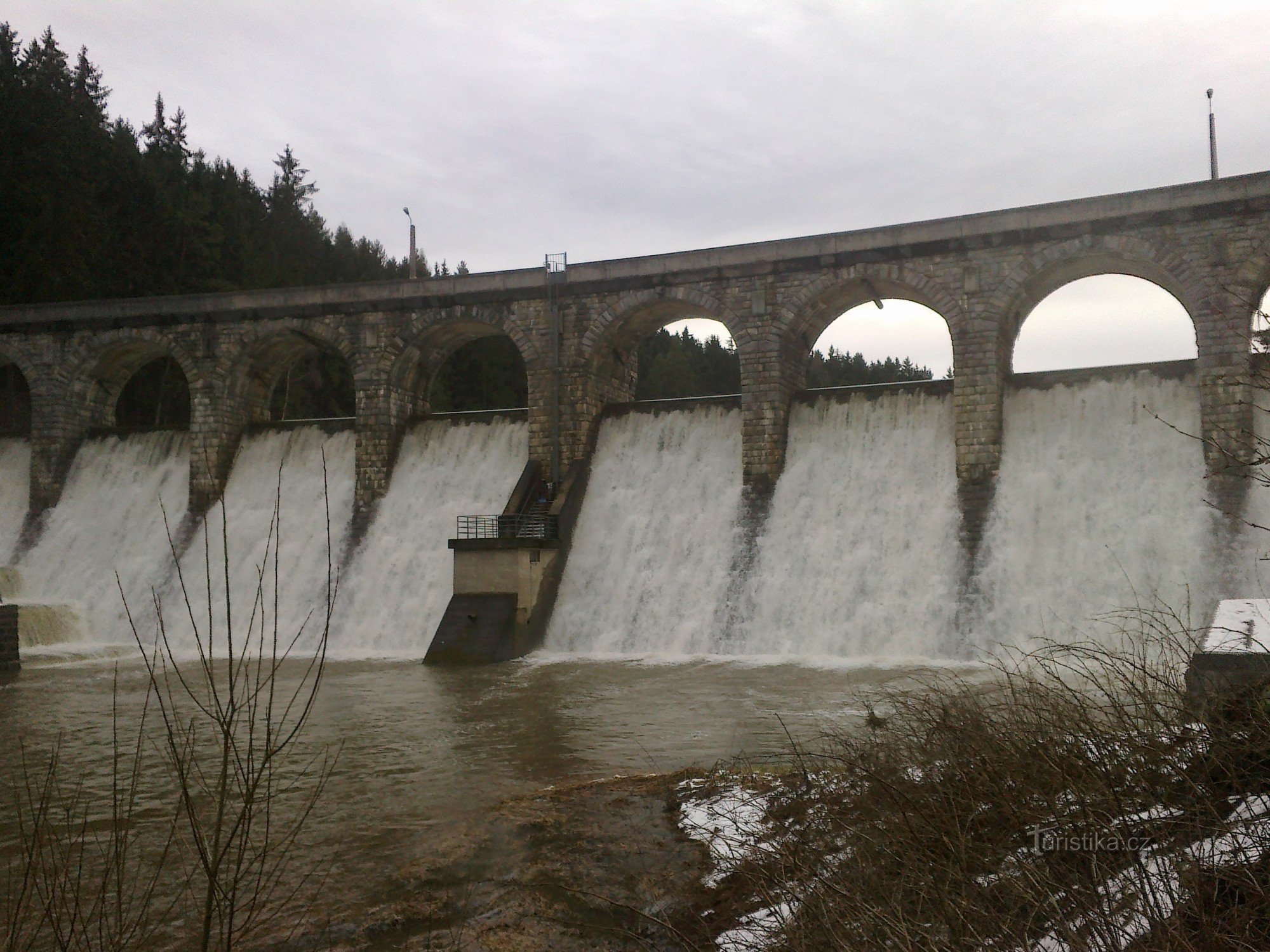 Degelo de janeiro na barragem de Sedlická.