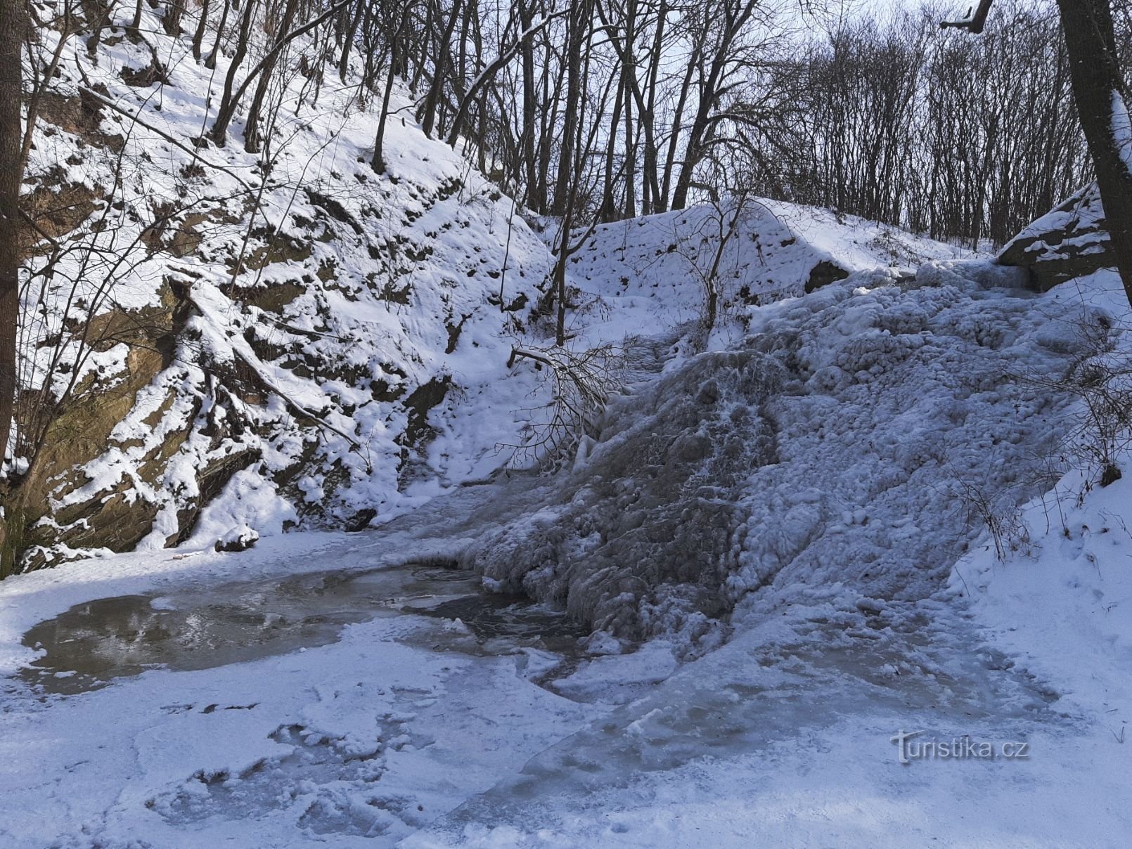 Cascada de gheață lângă Polep