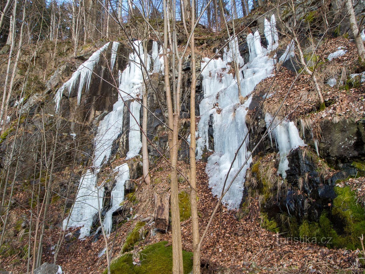 Ledeni slapovi v nedelujočem kamnolomu