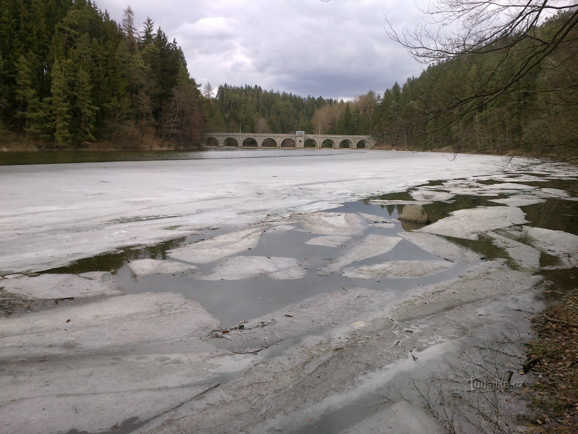Ledové kry na Sedlické přehradě.