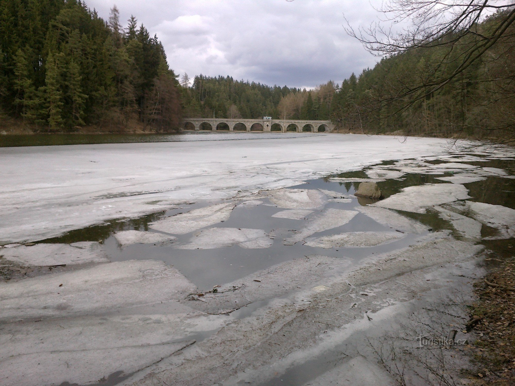 Banquisas de gelo na barragem de Sedlická.