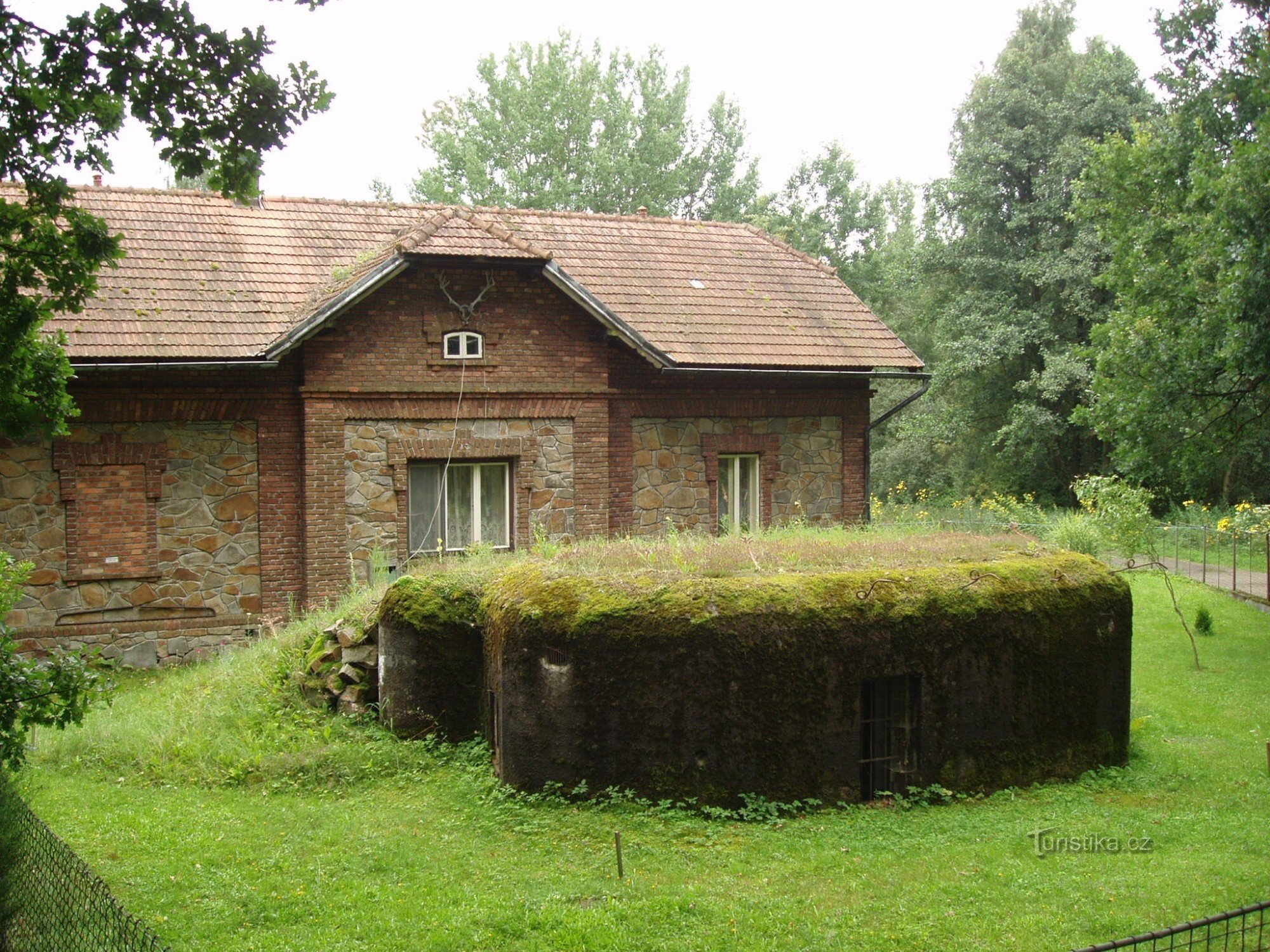 Fortificação leve "ŘOPÍK" no jardim da reserva de caça na localidade de Purkrabí perto de Chlum perto de Třeboň
