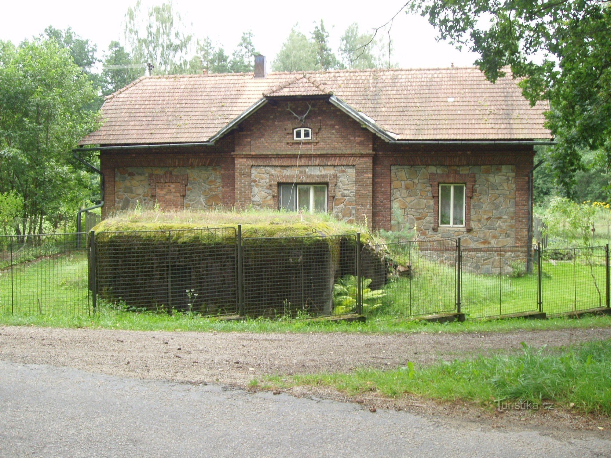 Pháo đài nhẹ "ŘOPÍK" trong khu vườn của khu bảo tồn trò chơi ở địa phương Purkrabí gần Chlum gần Třeboň