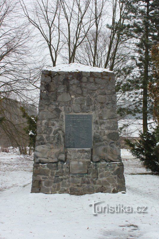 Lejčkov: Monument voor de slachtoffers van de Tweede Wereldoorlog. Wereldoorlog