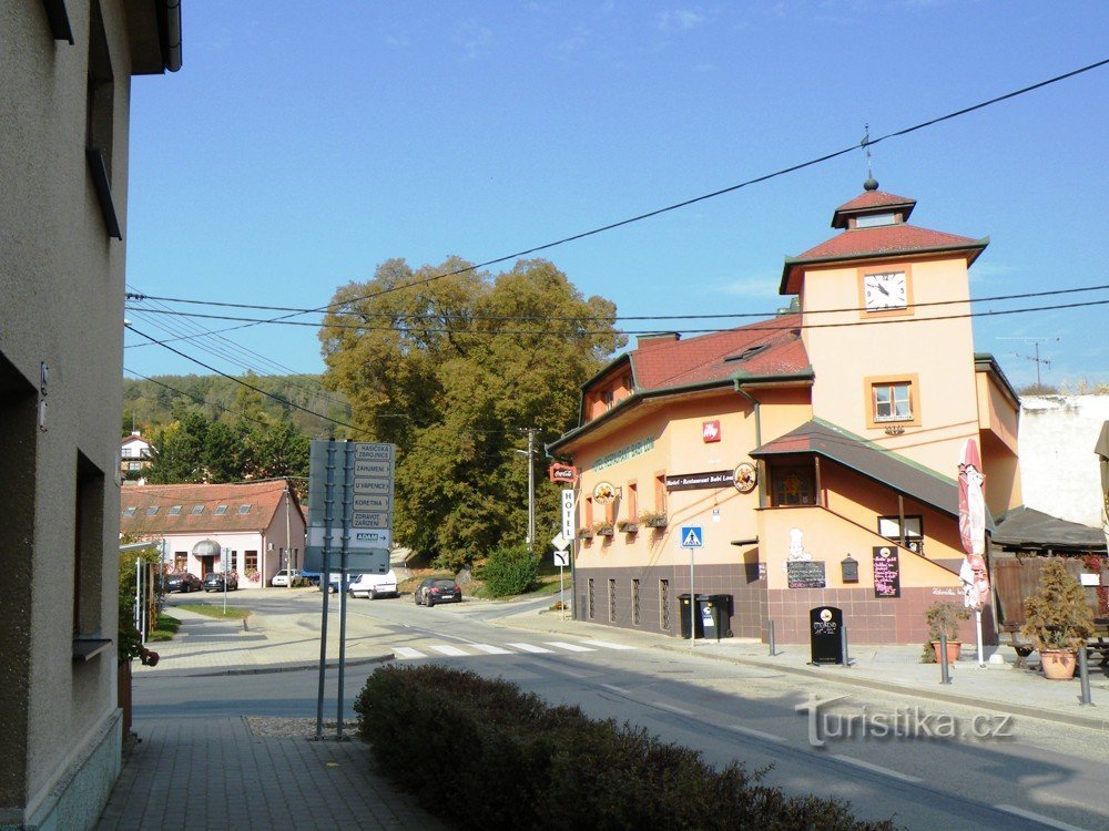 Lelekovice Náves. Hotel Babí lom