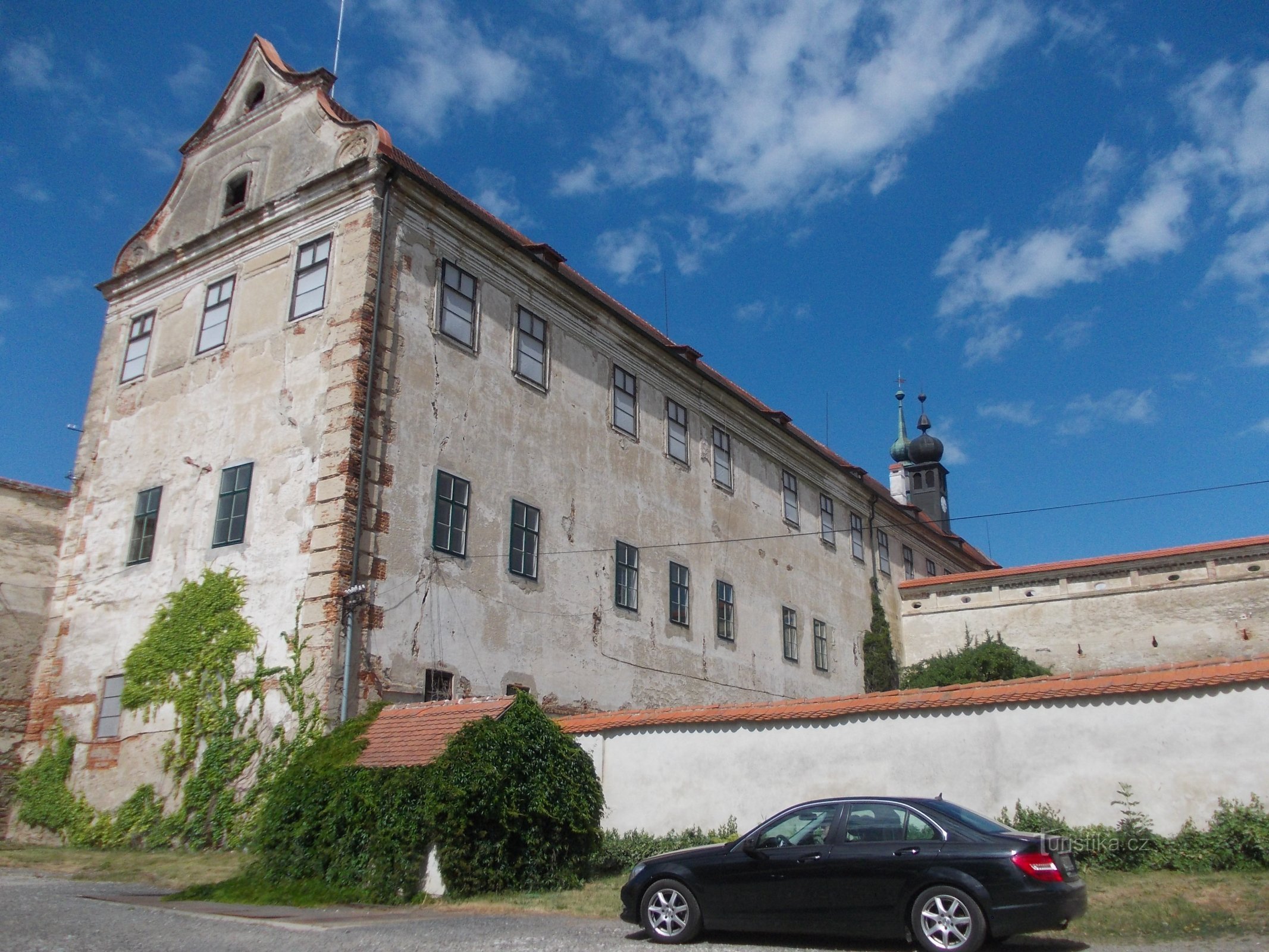 só o verde dá um pouco de vida ao castelo miserável