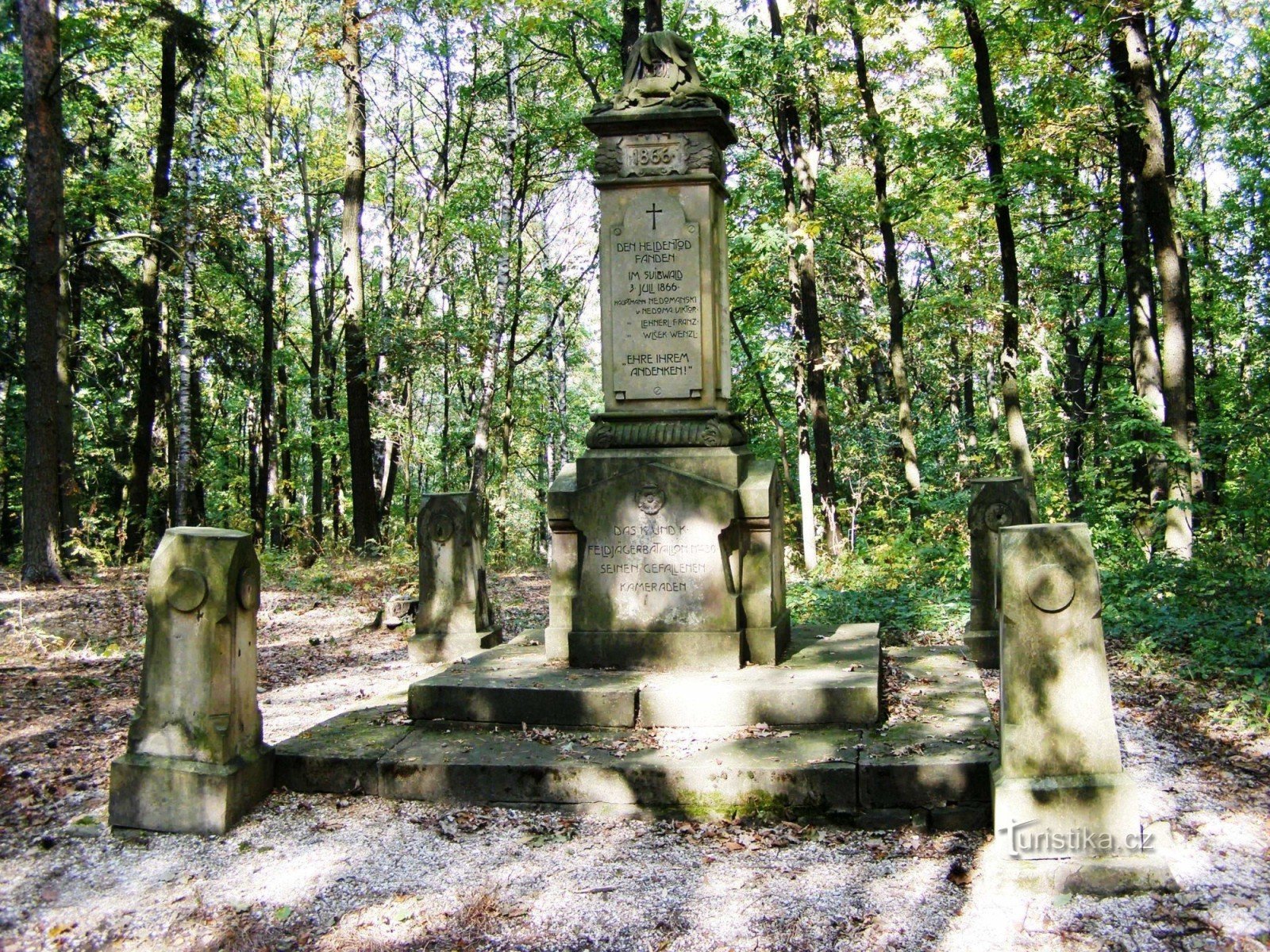 Les Svíb - Allée des morts, monument