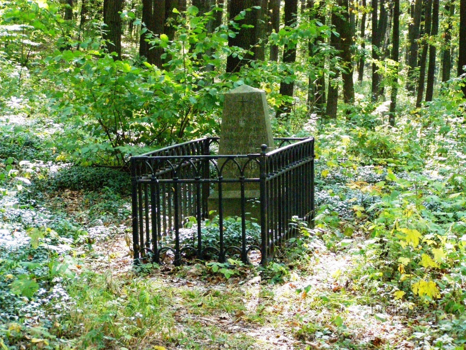 Les Svíb - Aleea morților, monumentul lui Leopold Schmidt