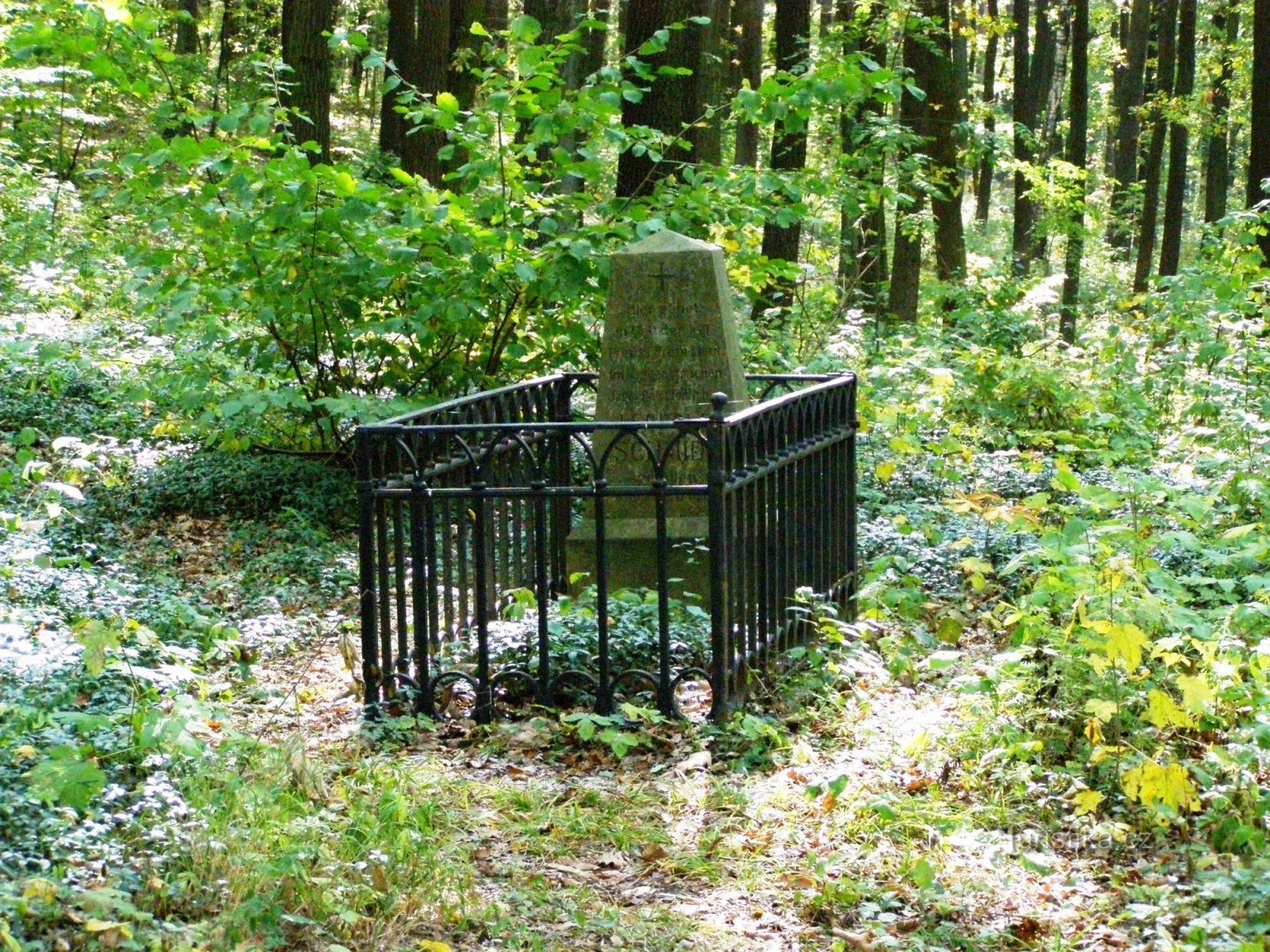 Les Svíb - Allée des morts, monument à Léopold Schmidt