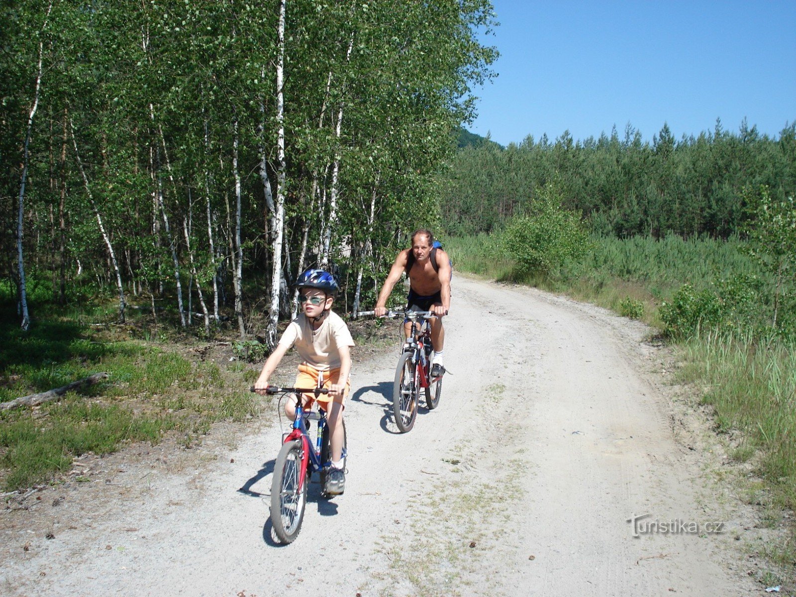 metsän läpi Mách-järven ympärillä