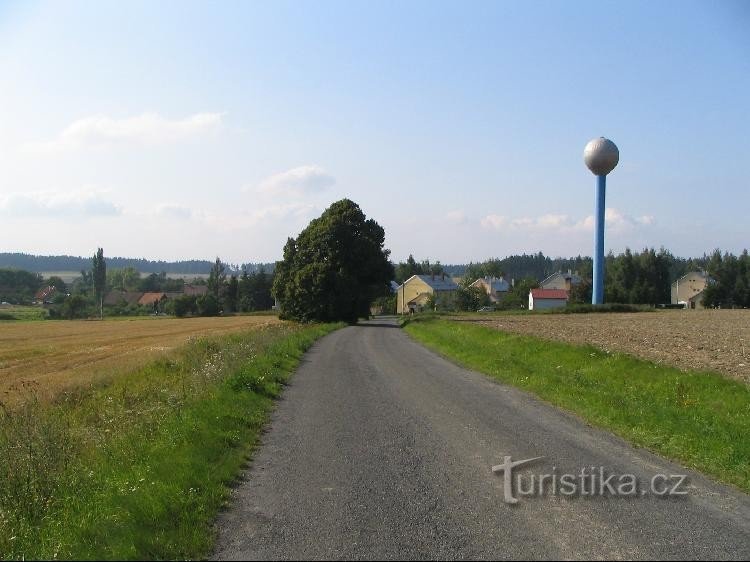 Leskovec, Blick auf das Dorf von der Straße nach Požaha