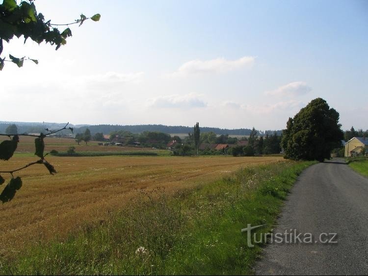 Leskovec, vista da aldeia da estrada para Požaha
