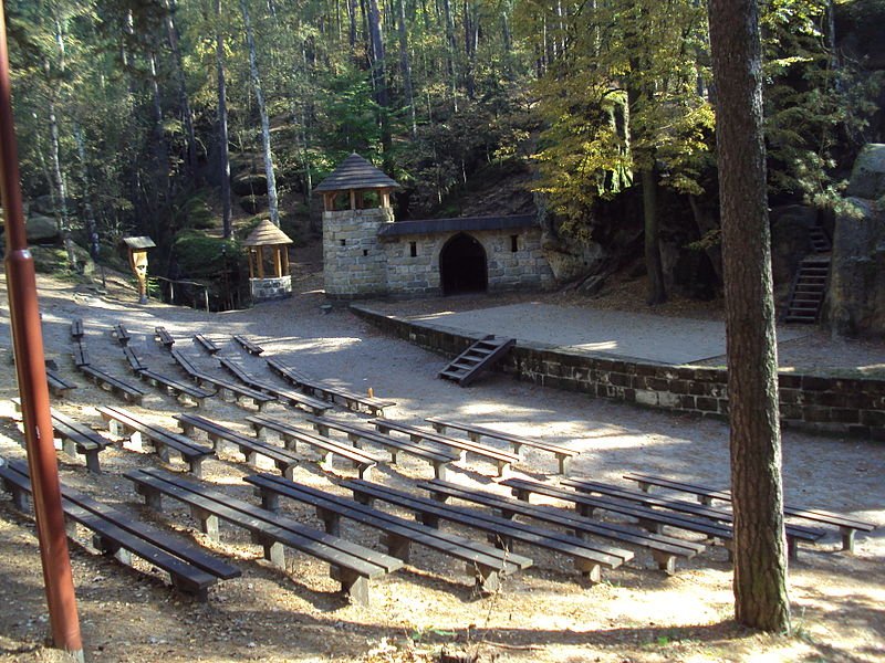 Lesní divadlo - Sloup