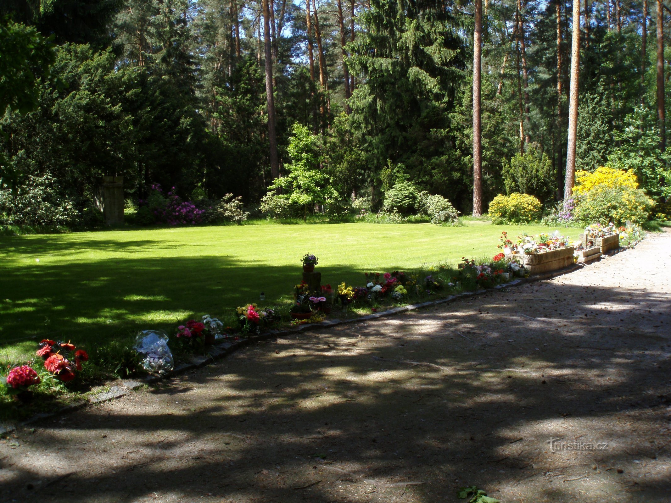 Skogskyrkogård i Malšovice (Hradec Králové, 18.5.2012 april XNUMX)