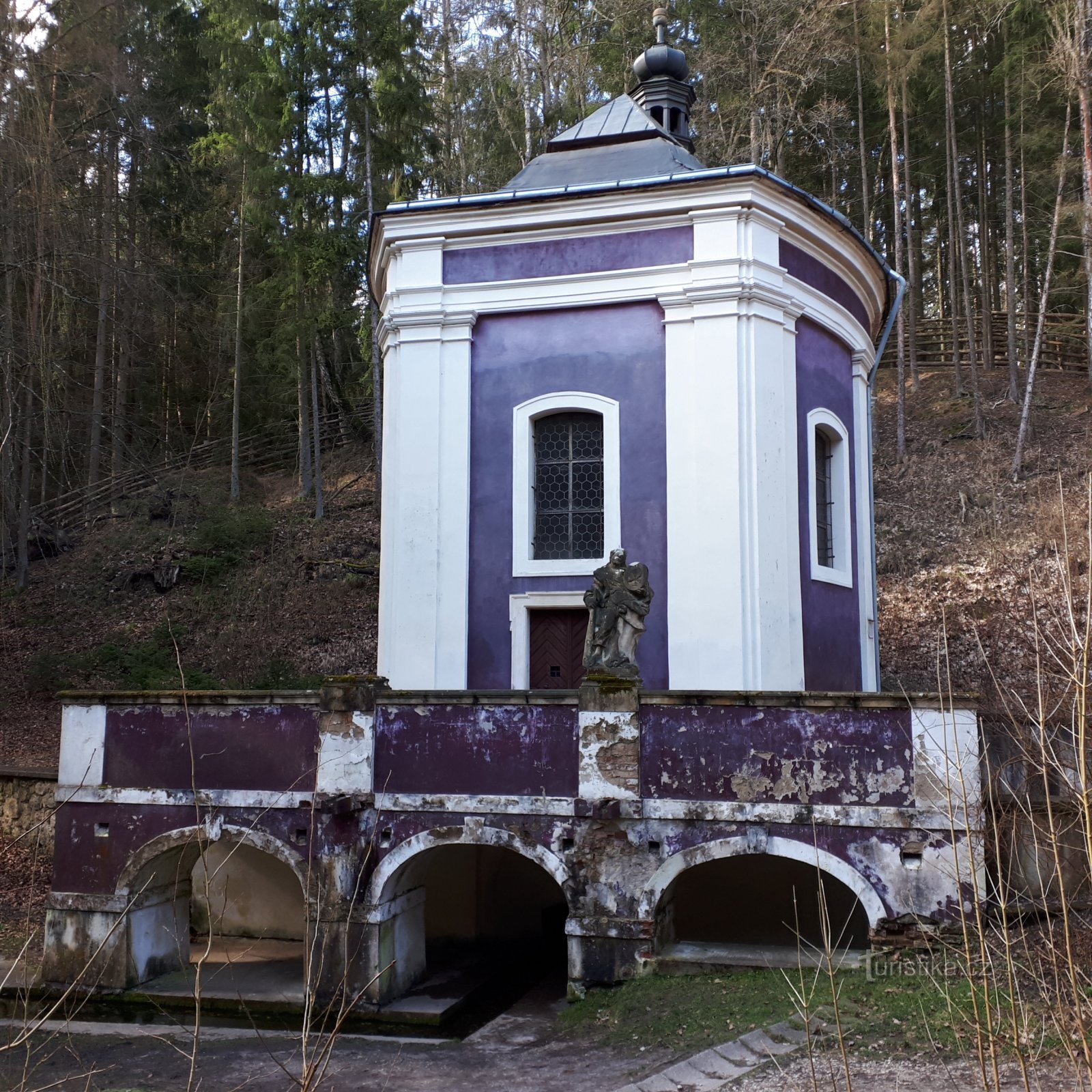 Capilla del bosque de Klokočka y valle de Rokytka