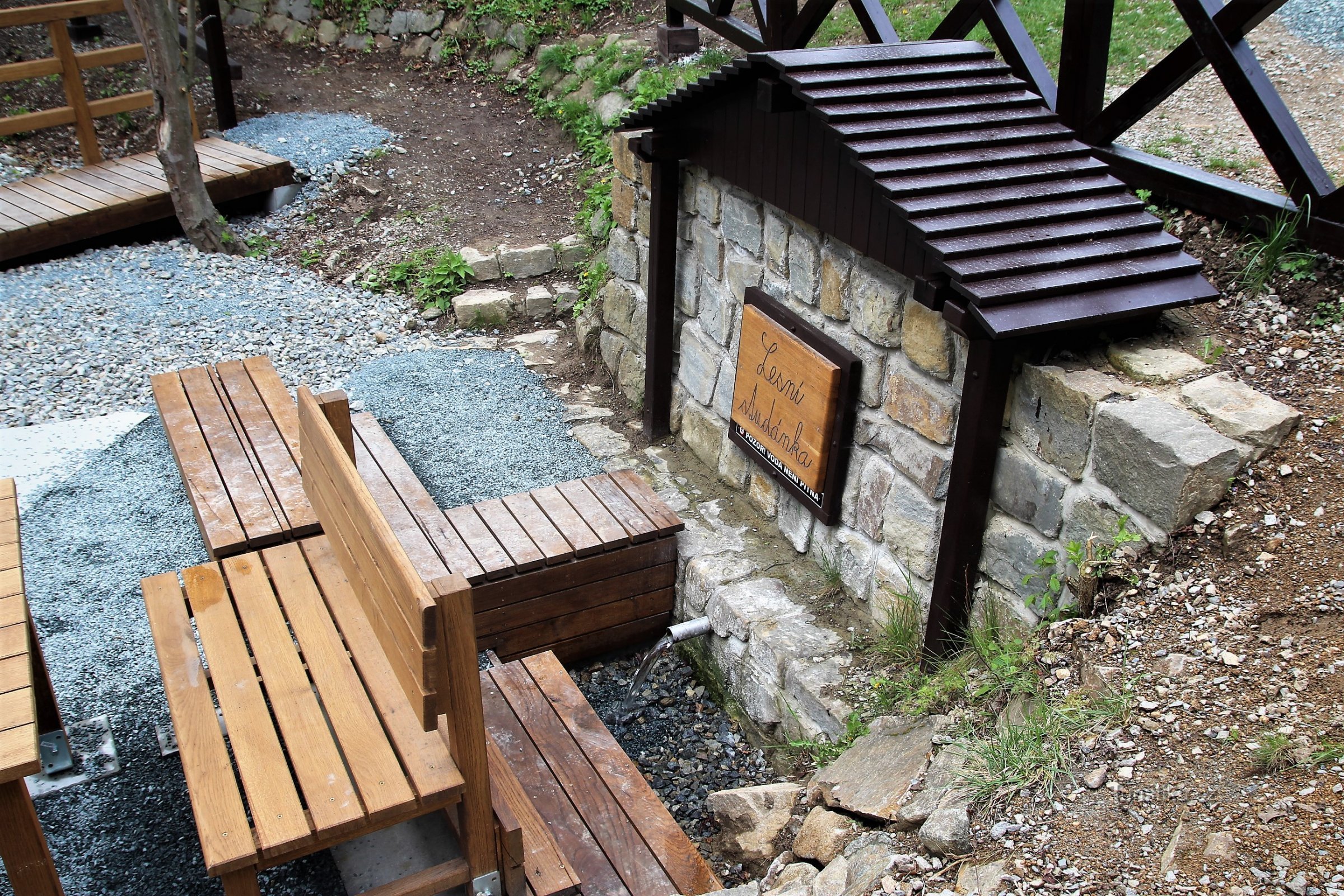 Ein Waldbrunnen unter der Burg Veveří