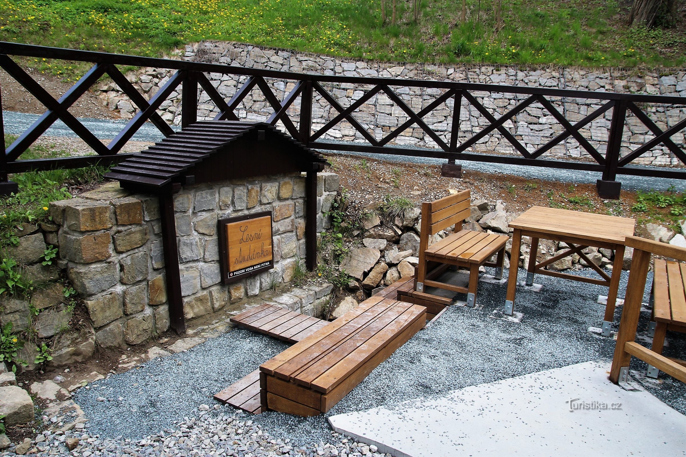 Leśna studnia pod zamkiem Veveří