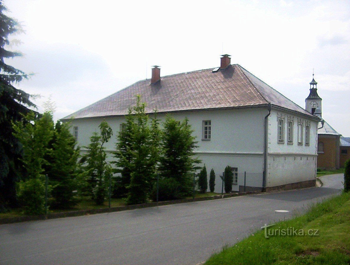 Lesnice-rychta (linna) ja seurakuntakirkko idästä - Kuva: Ulych Mir.
