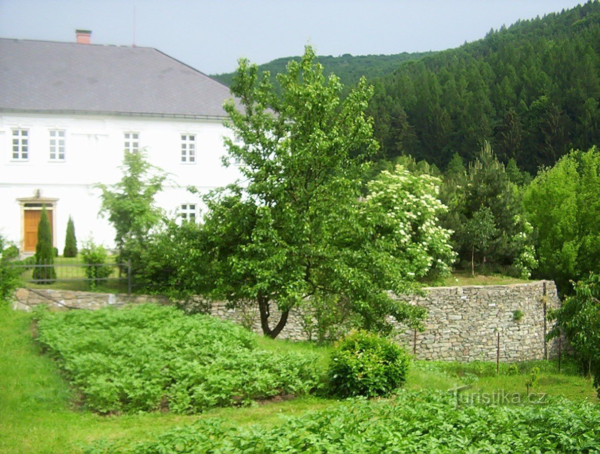 Lesnice-rychta (城) と囲い壁を西から見る - 写真: Ulrych Mir.