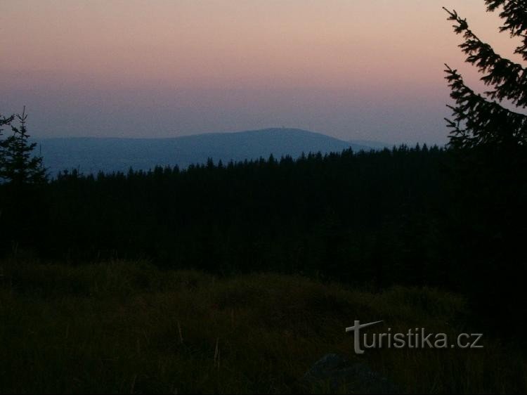 Lesný: Uitzicht vanaf Lesný naar Dyleň na zonsondergang