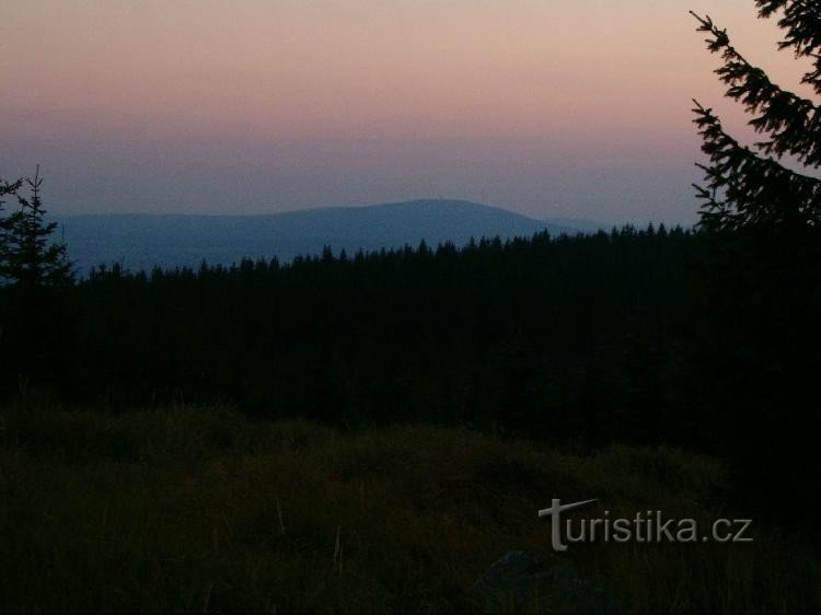 Lesný: Näkymä Lesnýstä Dyleňiin auringonlaskun jälkeen