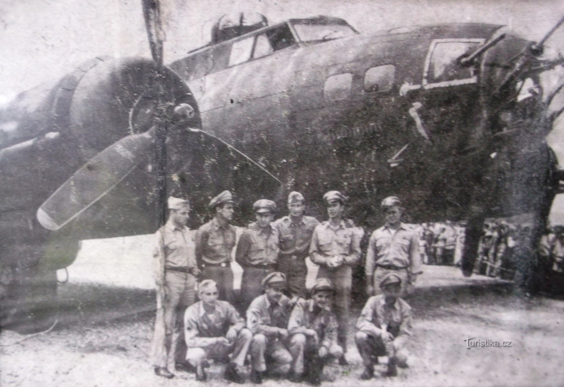 airmen and B-17 ,,Big Time,,