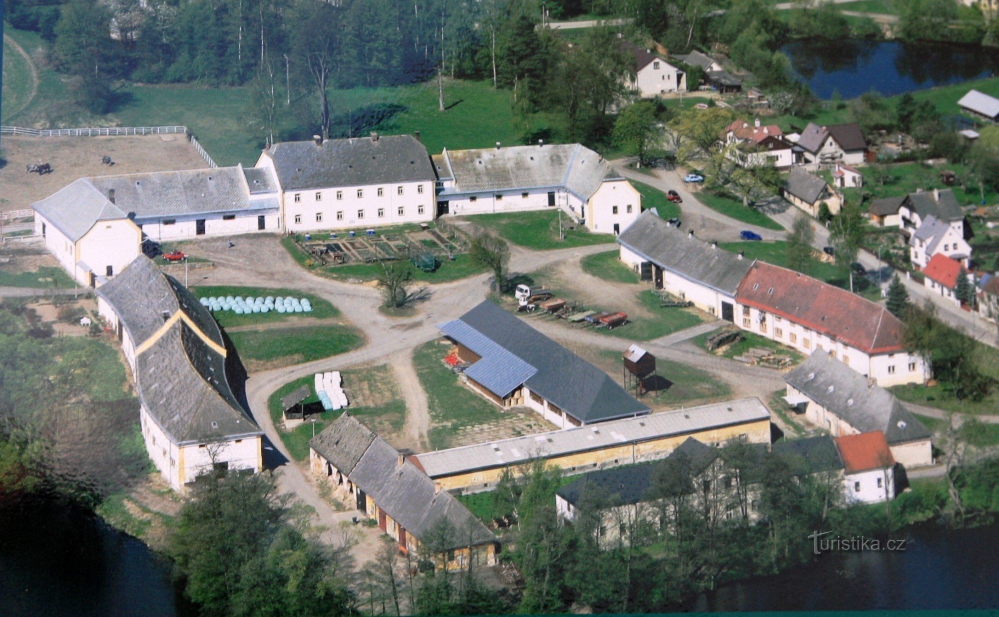 Luftfoto af gårdens grund taget fra informationstavlen